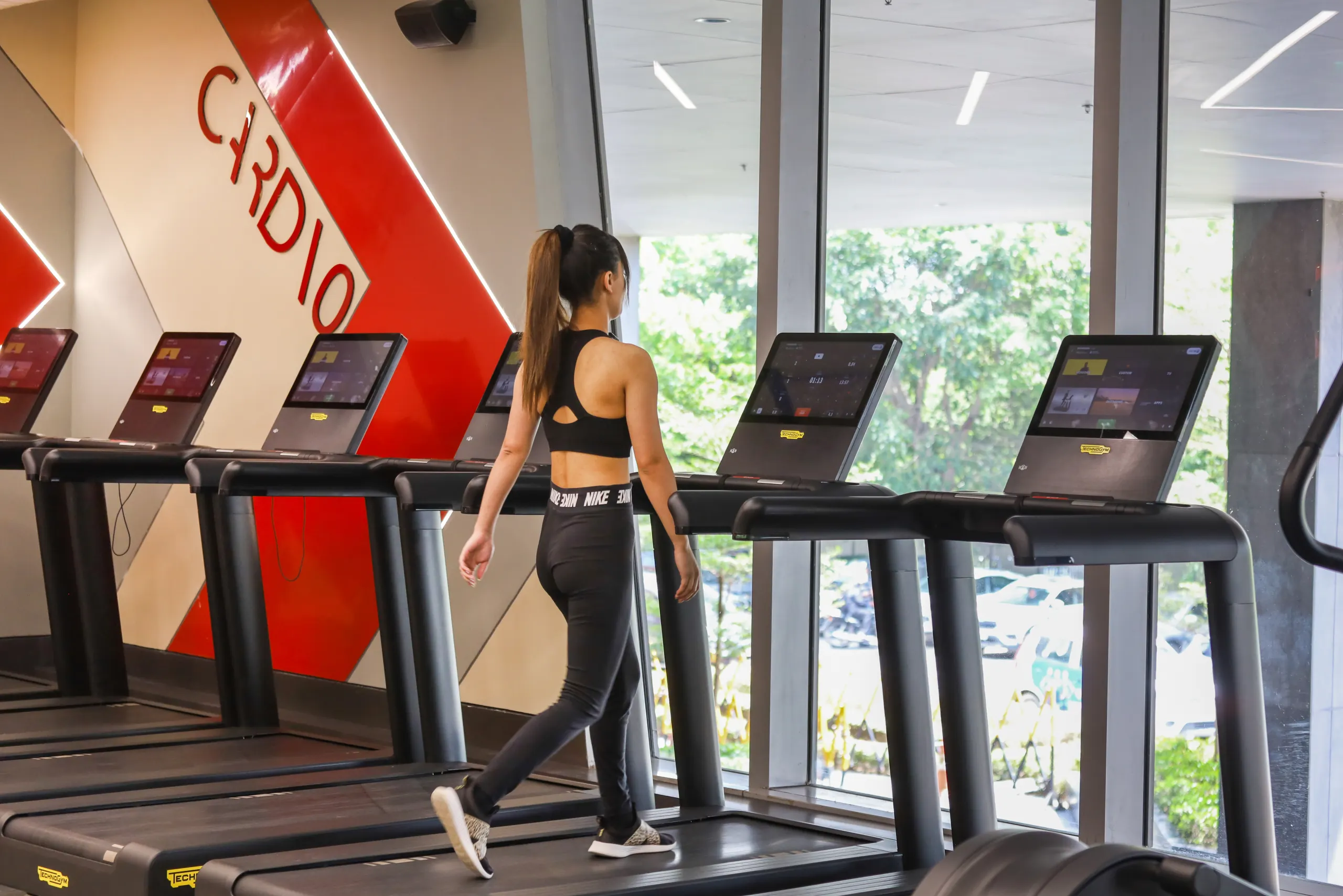 Member training on treadmills at DLF THRIVE Gurugram